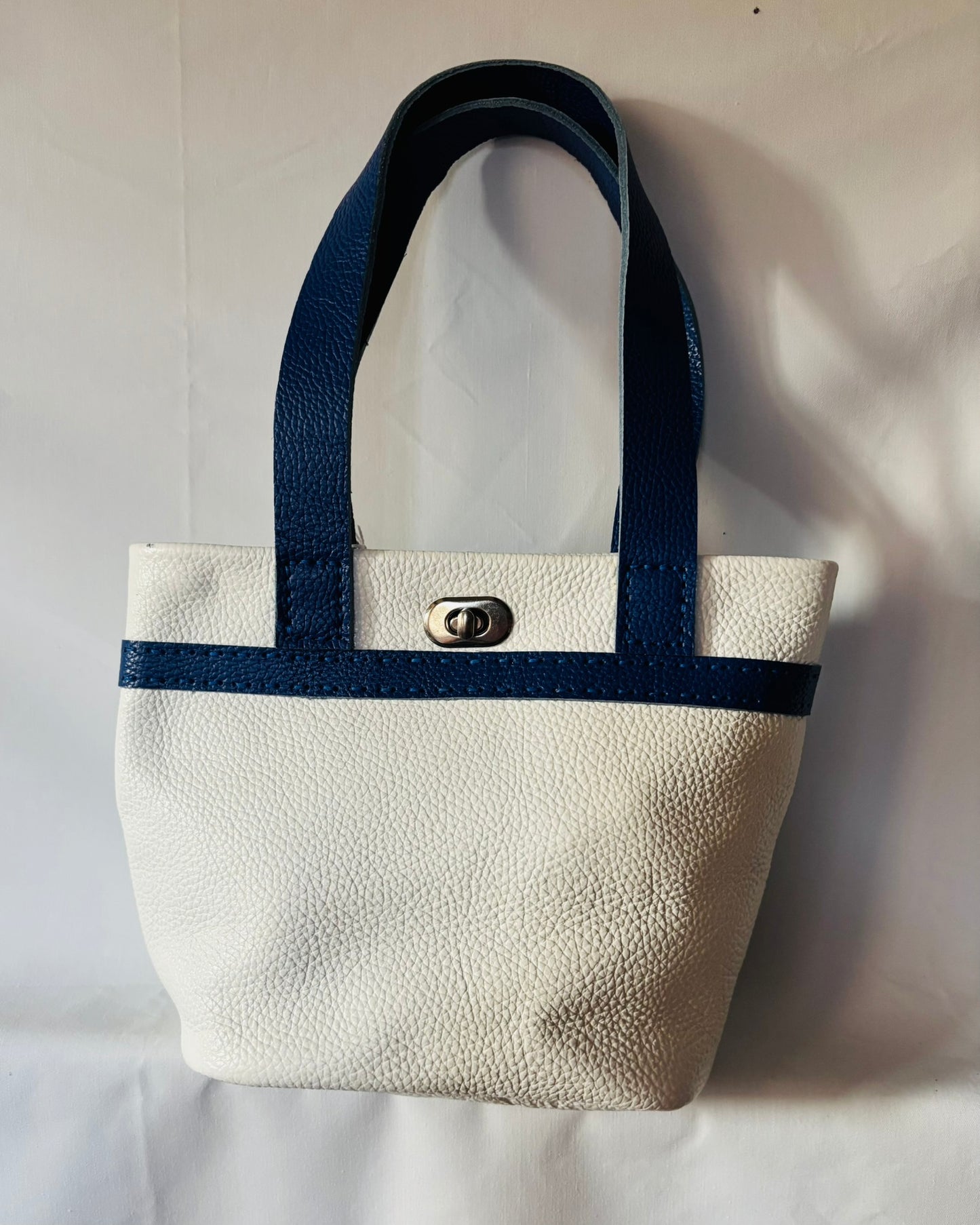 Pebble Italian Leather shoulder bag in white and blue
